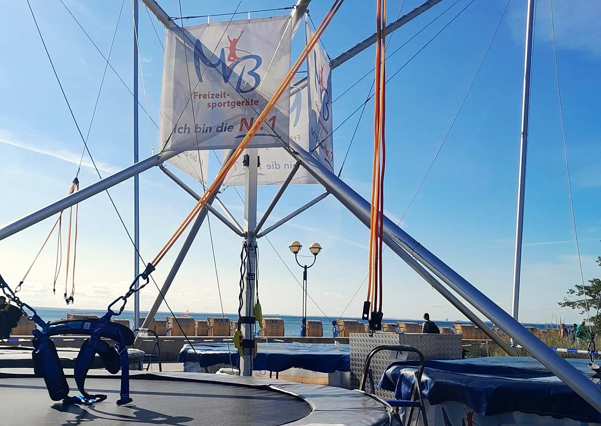 Banner „Ich bin die Nr. 1“ am Bungee-Gestell vor blauem Himmel